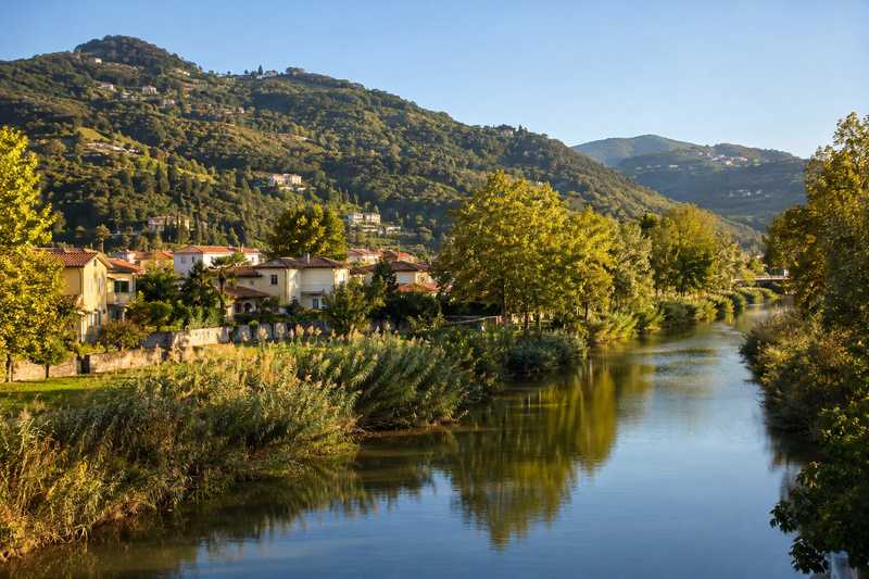 Plaine d'une rivière côtière au pied de collines boisées